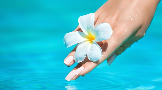 5 горещи маникюра за лятото, които подсилват бронзовия тен