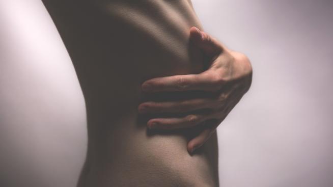 Николета Лозанова с топлес фотосесия