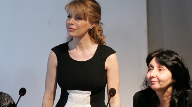 Чувствени вълни в ягодоворусо – Мира Добрева смени прическата