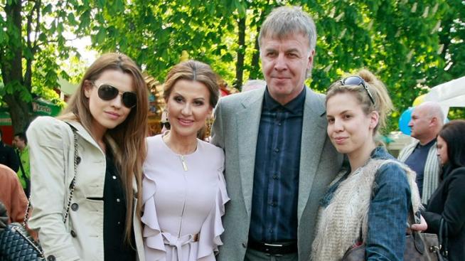 Навръх Великден: Славея Сиракова с погача за бебето 