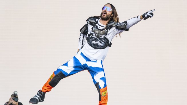 Опасно или впечатляващо – Джаред Лето скочи с бънджи на сцената