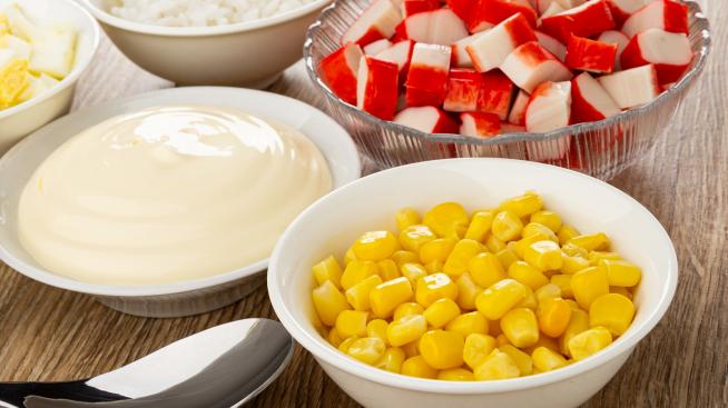 Украинска салата с рулца от раци и царевица 