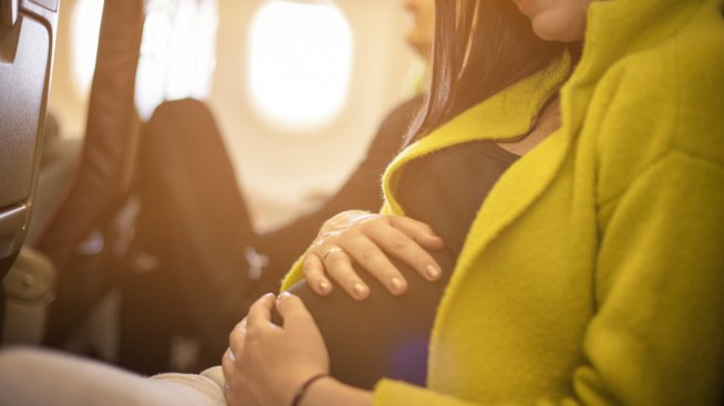 Туристка се прави на бременна, за да скрие багажа си