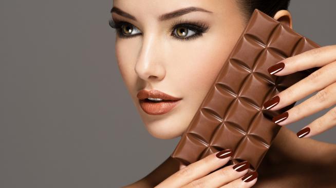 Есенни маникюри – звездите носят кафяво