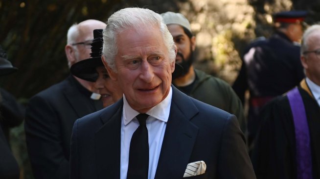 Активисти разбиха торта в лицето на крал Чарлз, Камила замина да си почива