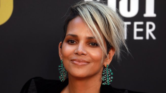 Прически 2022 - Хали Бери с нестандартен цвят 