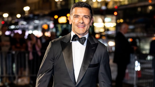 Сексапилният Марк Консуелос остана само по боти за нова гореща фотосесия