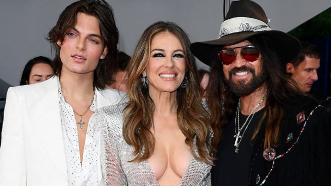 Лиз Хърли блесна в рокля с дълбоко деколте, докато се гушкаше с Били Рей Сайръс