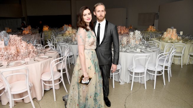 Безкрайна любов – Ан Хатауей и съпругът ѝ Адам Шулман с еднакви татуировки