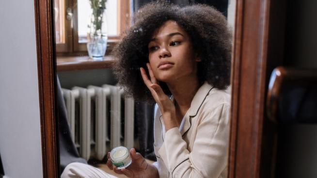 Грижа за кожата: Как да нанасяте продукти сутрин и вечер?