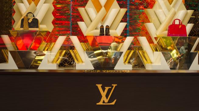 Новите чанти на Louis Vuitton – изрисувани от художници 