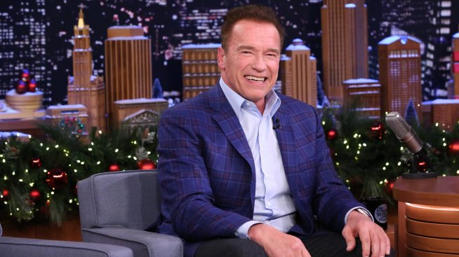 Мускулестият Дядо Коледа – Арнолд Шварценегер раздава подаръци благотворително