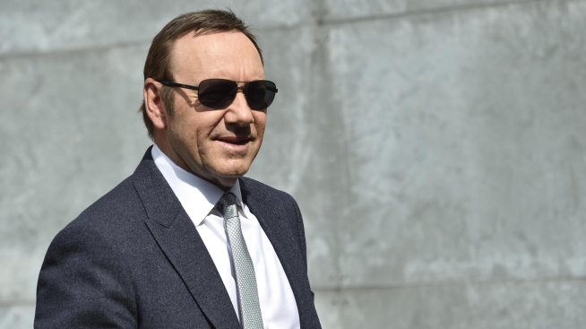 Приятел в нещастието: Кевин Спейси ще защитава принц Андрю в съда