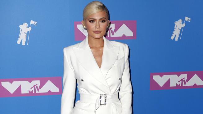 Визия на деня: Кайли Дженър с рокля и маникюр в портокалов цвят