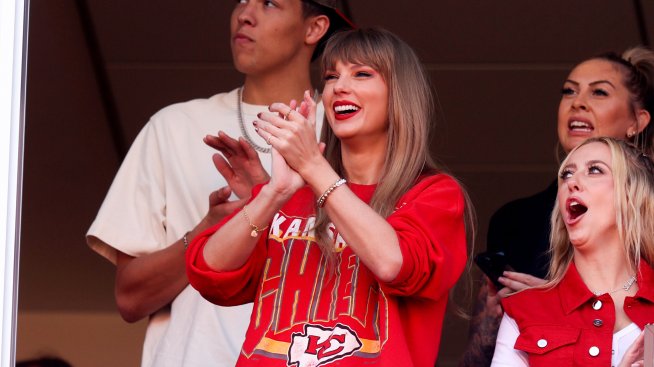 Романтично: Тейлър Суифт носи гривна с номера на фланелката на Травис Келси