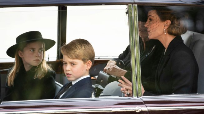 Принцеса Шарлот към принц Джордж: Трябва да се поклониш