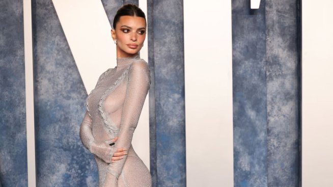 Емили Ратайковски в секси фотосесия като легенда на Холивуд