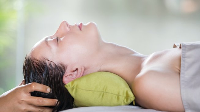 Може ли масажът на скалпа да помогне за растежа на косата ви