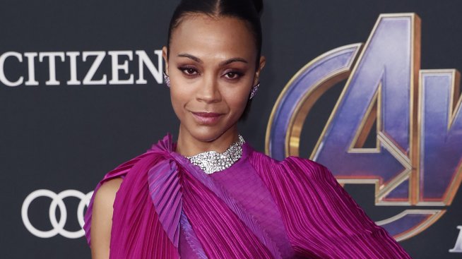 Зоуи Салдана показва своите интервални тренировки у дома