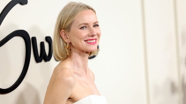 Порасналият син на Наоми Уотс я съпроводи до олтара за втората ѝ сватба