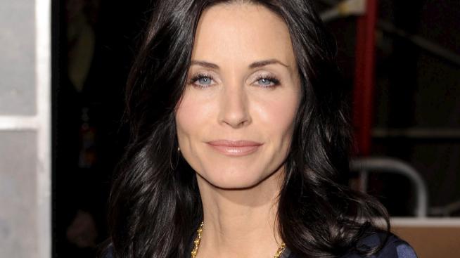 Моника се завръща: Кортни Кокс с бретон