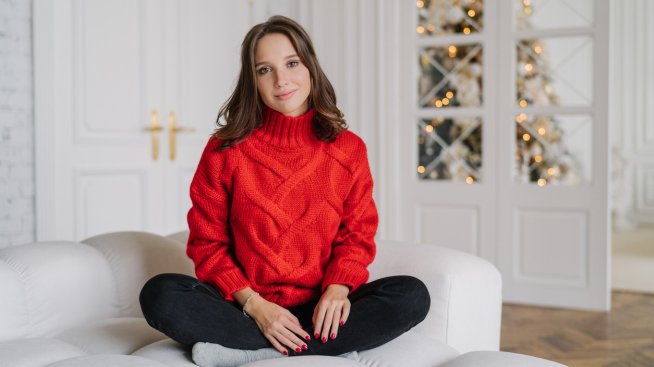 Сбогом, скучни дрехи – червеният пуловер носи празнична атмосфера
