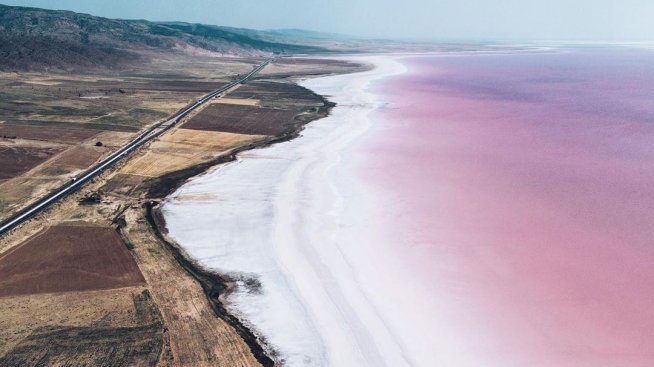 Турция се сдоби с розово езеро