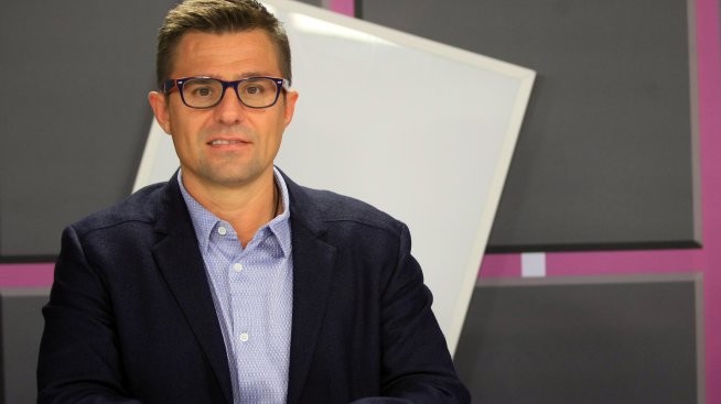 Празник по две: Андрей Арнаудов обсипа жена си Емануела с любов 