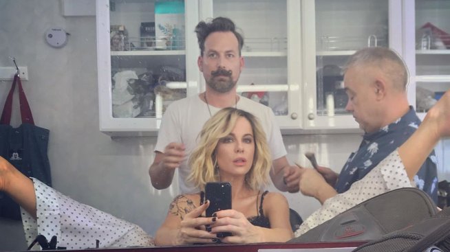 Кейт Бекинсейл пя в столичен бар