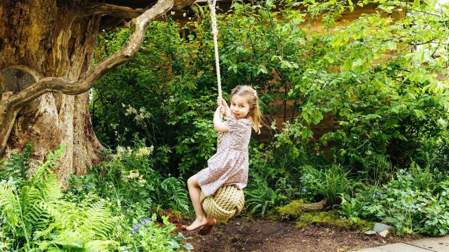 Принцеса Шарлот стана на 5! От двореца показаха нови нейни снимки