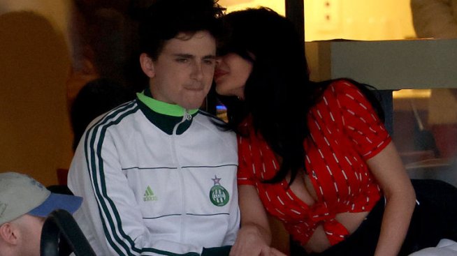 Кайли и Тимъти – тя го разсейва с целувки, той пък иска да си гледа тенис