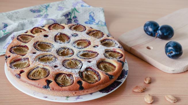 Сладкиш със сини сливи - как да го приготвите 