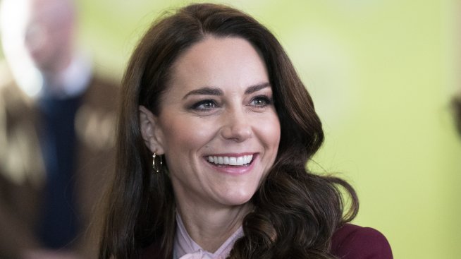 Като истински модел: Кейт Мидълтън с перфектния костюм