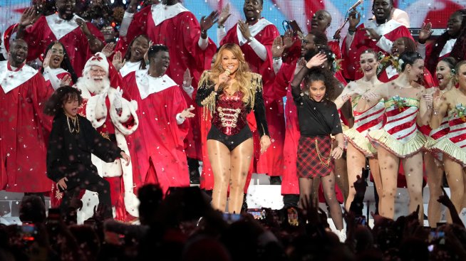 Коледа през октомври – Марая Кери в празнична реклама с 12-годишните си близнаци