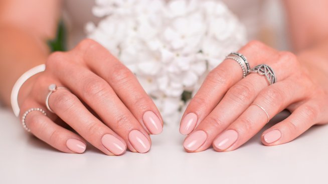 Нежен нюд и „манекенски нокти“ – най-актуалната тенденция за маникюр през 2025