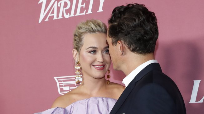 Орландо Блум спаси Кейти Пери, разкопча ѝ корсета на сцената