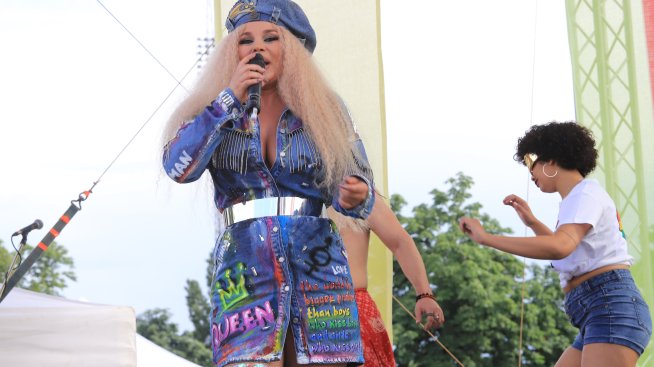 Млада баба – Деси Слава се похвали с появата на първа внучка 