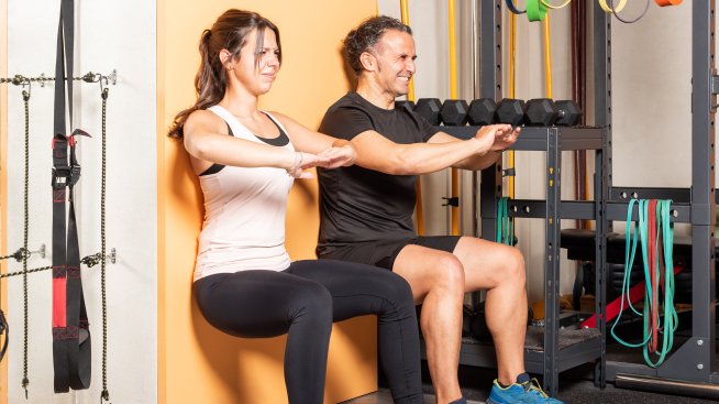 Защо седенето на стена е по-полезно от интензивното кардио