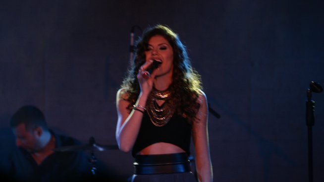 Михаела Филева продава сценични тоалети благотворително