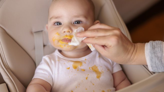 Как се почистват презрамките на бебешкото столче за хранене
