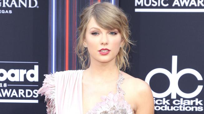 Котките на Тейлър Суифт – перфектната коледна картичка