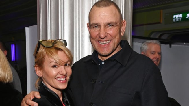 Вини Джоунс показа за първи път новата си приятелка Ема, пет години след като остана вдовец