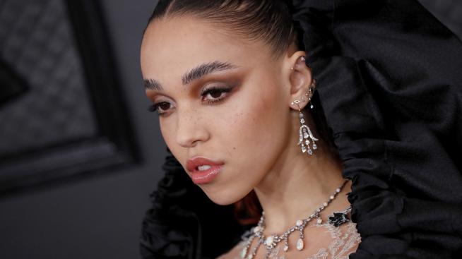 Бившата на Робърт Патинсън – пренебрегвана от феновете му