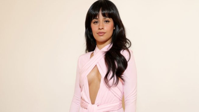 Камила Кабейо без сутиен: Най-добрите ѝ модни моменти