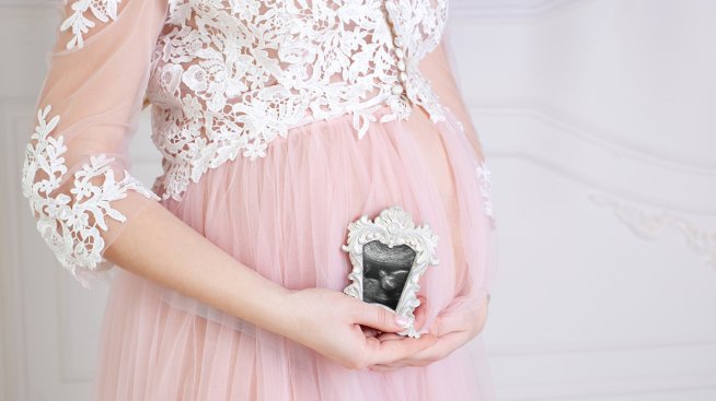 Емилия с непоказвани снимки от бременността