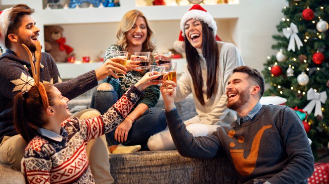 Коледни и новогодишни партита – как да контролирате алкохола