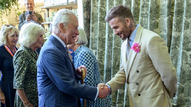 Крал Чарлз и Дейвид Бекъм на градинско изложение за цветя