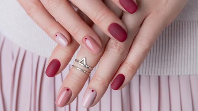 Пролетен маникюр вкъщи – 4 идеи с микродекорации
