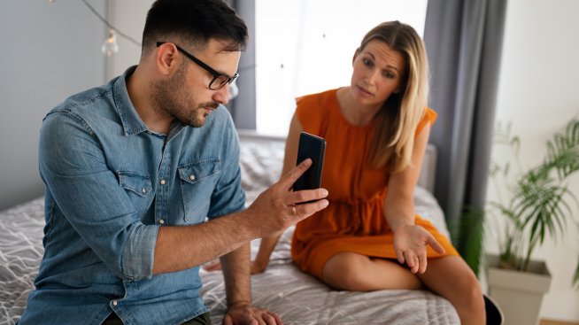 Кои зодии са най-склонни да шпионират партньорите си?