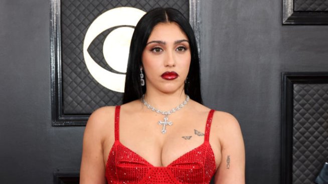 Дъщерята на Мадона, Лурдес Леон, дефилира с дяволска рокля